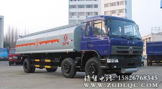 東風小三軸加油車