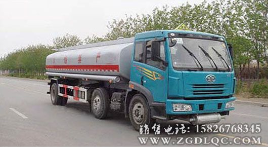 解放小三軸加油車