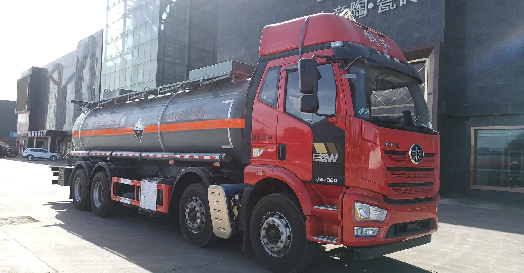 解放前四后八腐蝕性物品罐式運(yùn)輸車(chē)